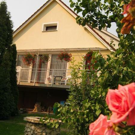 Naszaly Kapuja Vendeghaz Apartment Kosd Bagian luar foto